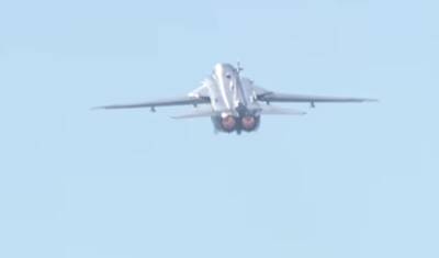 Ушел в землю, оставив черный след: ВСУ лупанули Су-24 оккупантов - видео завораживает