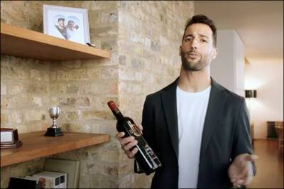 Даниэль Риккардо рекламирует своё вино