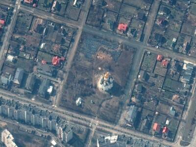 Maxar опубликовала спутниковые снимки территории Храма всех святых в Буче. Там нашли массовые захоронения жертв российских оккупантов