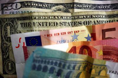 Доллар стабилизировался, а евро упал в начале недели