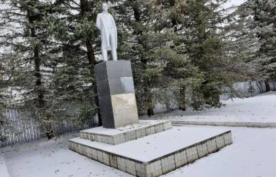 В Оленино Тверской области ищут вандалов, повредивших облицовку памятника Ленину