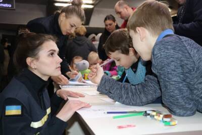 В метро Харькова спасатели провели для детей лекции про мины и боеприпасы (фото)