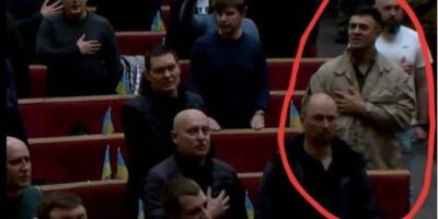 Немножко перепутал. Нардеп Тищенко во время гимна Украины в Верховной Раде забыл место расположения сердца