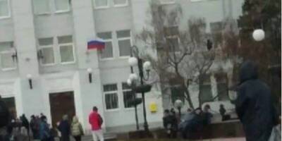 Оккупанты вывесили российский флаг над горсоветом Бердянска