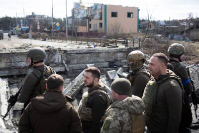 Владимир Зеленский побывал в Буче, где пообщался с местными жителями и журналистами