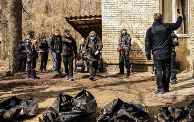 В подвале детского лагеря в Буче нашли тела людей, убитых оккупантами. 18+