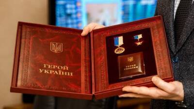 Зеленский присвоил звание Герой Украины еще 6 военным