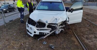 ФОТО: водитель BMW X5 снес в Риге светофор и сбежал
