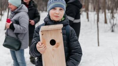 Неравнодушные жители Сокольников помогли развесить скворечники в парке