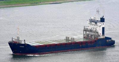 В порту Мариуполя тонет обстрелянное российскими военными гражданское судно