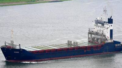 В порту Мариуполя тонет обстрелянное военными рф иностранное судно