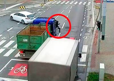 Полиция опубликовала видео жуткого ДТП с пешеходом в Праге