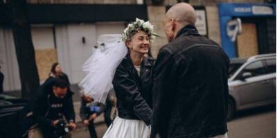 Любовь вопреки тьме. Волонтеры-медики сыграли свадьбу в Харькове