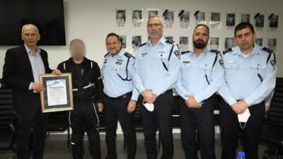 Грамота и нож: руководство наградило полицейского, ликвидировавшего террориста в Бней-Браке