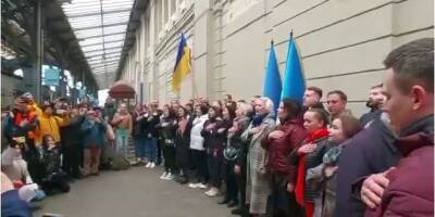 Хор имени Веревки исполнил гимн во Львове на железнодорожном вокзале вместе с пассажирами