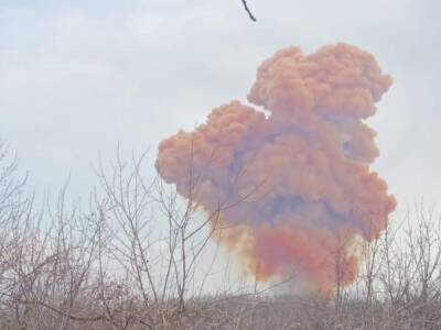 Оккупанты разбомбили цистерну с азотной кислотой в Рубежном, но ветер понес токсическое облако на Россию, - Гайдай