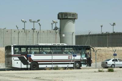 Охранника из тюрьмы «Кциот» подозревают в передаче телефонов заключенным-террористам