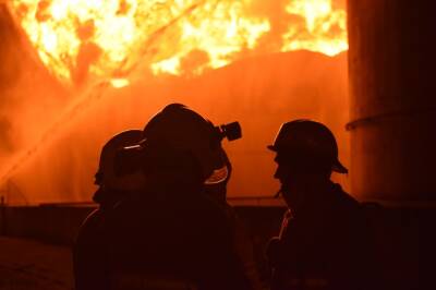 Сильный пожар на Днепропетровщине, выяснилось, что разбомбили оккупанты: "До сих пор укрощают пламя"