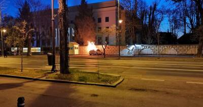 Пожар у посольства РФ в Бухаресте: мужчина въехал в забор и поджег себя, — СМИ (фото)