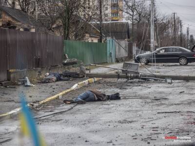 СМИ опубликовали видео, как россияне с БТР расстреляли велосипедиста в Буче