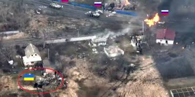 Украинский танк в одиночку вступил в бой с целой колонной бронетехники РФ — видео