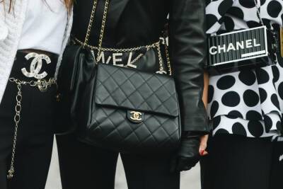 Компания Chanel не дает российским гражданам покупать люксовые вещи в магазинах