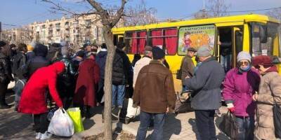 Людей вывезут в Запорожье и Бахмут. Сегодня в Украине запланированы 11 гуманитарных коридоров — маршруты