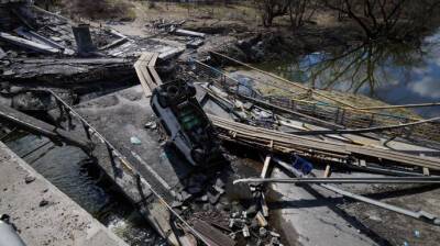На освобожденной Киевщине расчищают Житомирскую трассу и строят насыпной мост через реку