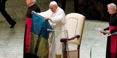 Развернул украинский флаг. Папа Римский осудил резню в Буче