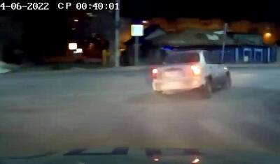 В ночной погоне 18-летний тюменский водитель без прав протаранил железные ограждения