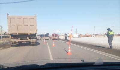 Недалеко от Тюмени на Старотобольском тракте машины перекрыли полосы для движения