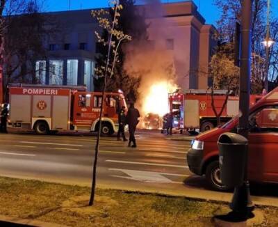 В Бухаресте автомобиль на большой скорости протаранил забор посольства России. ФОТО
