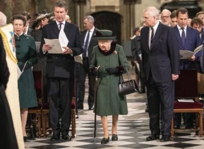 Королева Елизавета II впервые за пять месяцев появилась на публике. ФОТО