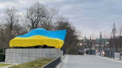 Танки в Берлине накрыли огромным украинским флагом. ФОТО