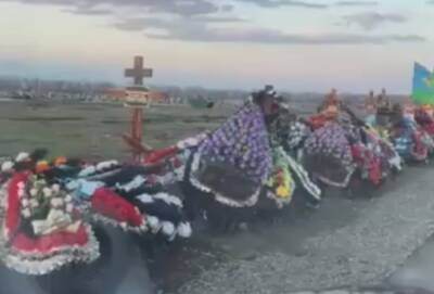 Украинские защитники ликвидировали бойцов ВДВ, в рф сняли на видео десятки могил: "Земля им стекловатой"