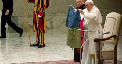 Флаг из Бучи в руках у Папы Римского. Почему это – фарисейство