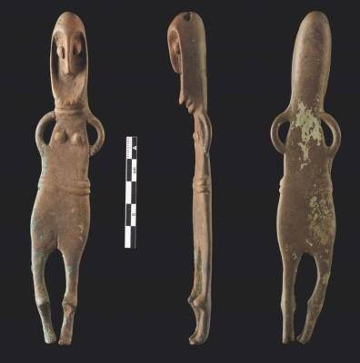 В Германии найдена необычная женская статуэтка бронзового века (Фото)
