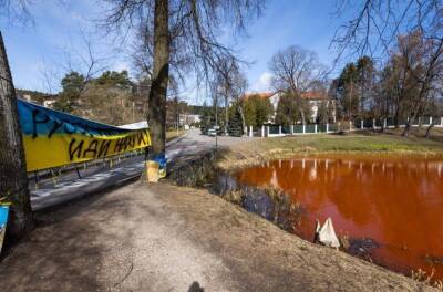 В ответ на агрессию в Украине пруд возле посольства России окрасили в красный цвет