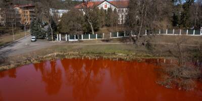«Перфоманс». В Литве озеро перед посольством РФ окрасили в кровавый цвет