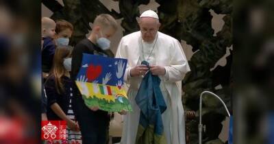 «Невинна кров взвиває до неба»: Папа Римський підняв у Ватикані український прапор з Бучі
