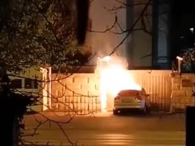 В забор посольства России в Бухаресте врезался автомобиль. Водитель погиб