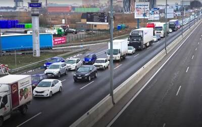 На въезде в Киев появились километровые пробки