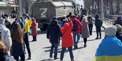 «Уже дома». Российские оккупанты вернули пятерых людей, которых они похитили на мирном митинге в Каховке — горсовет