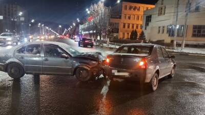 В Твери при въезде на Восточный мост столкнулись две легковушки