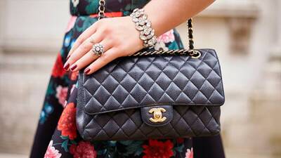 Chanel запрещает продажу предметов роскоши для использования в России