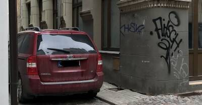 ФОТО: очевидец возмущается парковочной культурой в Риге
