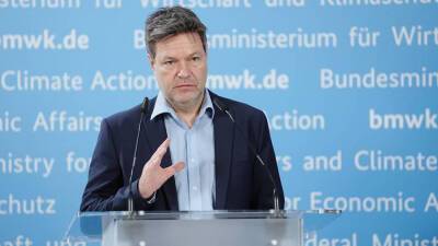 Министр экономики Германии пригрозил Орбану изоляцией за согласие платить за газ рублями