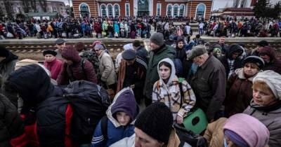 Жители Донбасса массово уезжают: "Укразалізниця" добавила рейсы на эвакуционные поезда (фото)