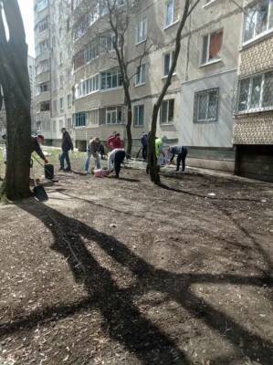 300 волонтеров убирали последствия обстрелов в трех районах Харькова (фото)