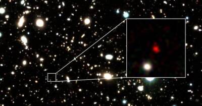 Маленькая, красная точка. Астрономы обнаружили самую далекую от Земли галактику (фото)